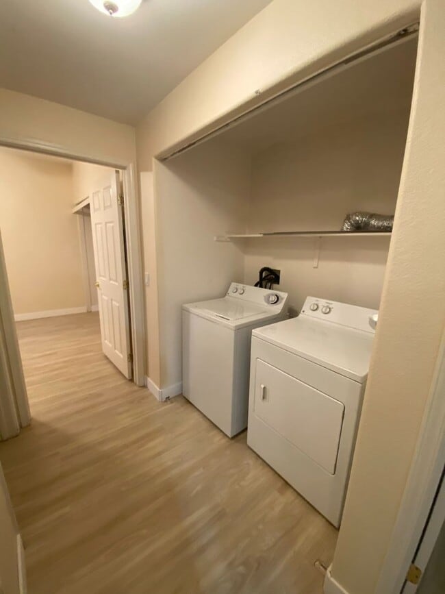 Building Photo - NW Near Majestic Park. 1ST FLOOR 2 BED, 2 BATH CONDO, GATED COMMUNITY