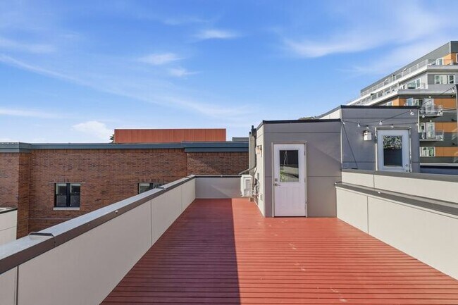 Building Photo - Trendy West Seattle Townhome w/Air Conditioning and Rooftop Deck