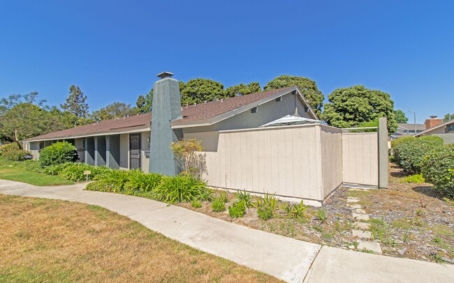 Building Photo - Stunning Saltillo Tiled Single Story Condo in Oceanside!