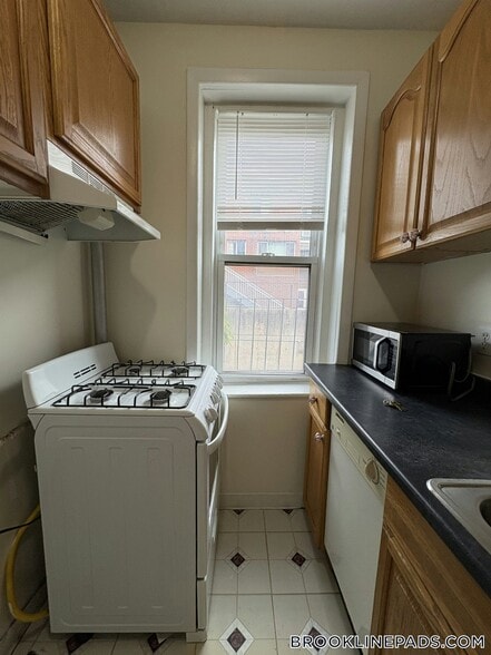 Building Photo - 352 Riverway