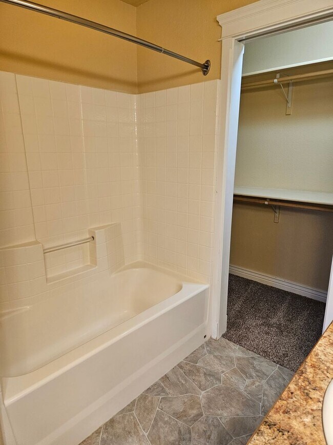 Building Photo - 3/2.5 in Boise-2 Car Garage, Fireplace, Vaulted Ceilings, Landscaping Included.
