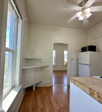 Building Photo - Charming Top Floor Unit with Off-Street Parking