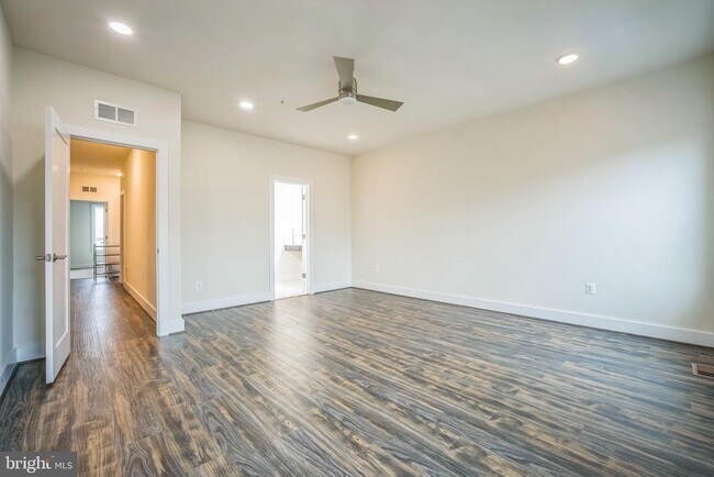 Building Photo - 44764 Tiverton Sq