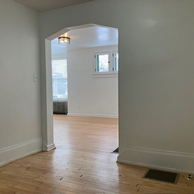 Building Photo - Sharon Apt - 906-908 N 34th Street