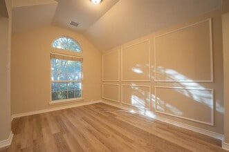 Building Photo - 2002 Gardenridge Dr