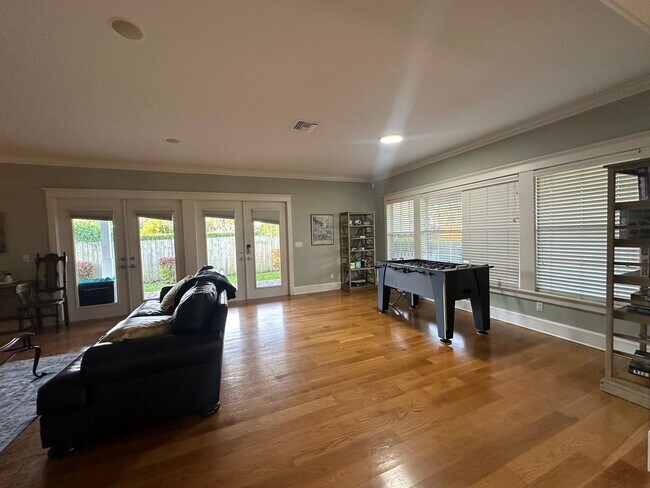 Building Photo - ** 3/2.5 Private Oasis Furnished or Unfurn...