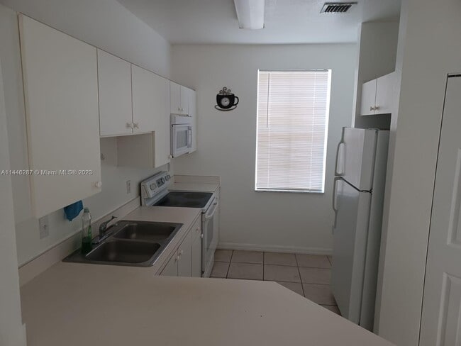 Building Photo - 638 E Mowry Ct