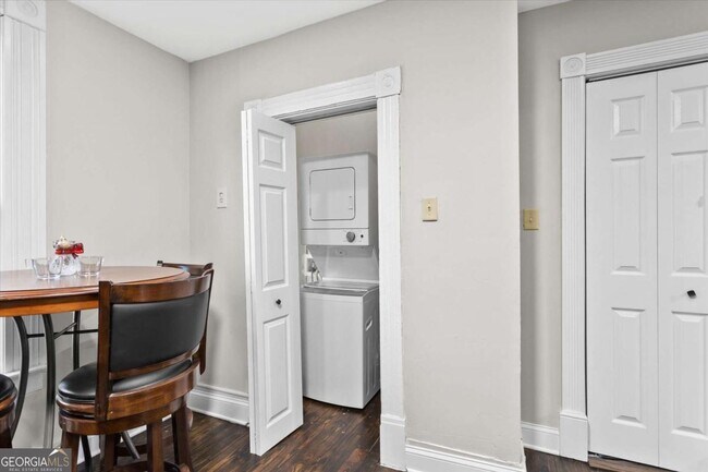 Building Photo - 867 Beecher St SW