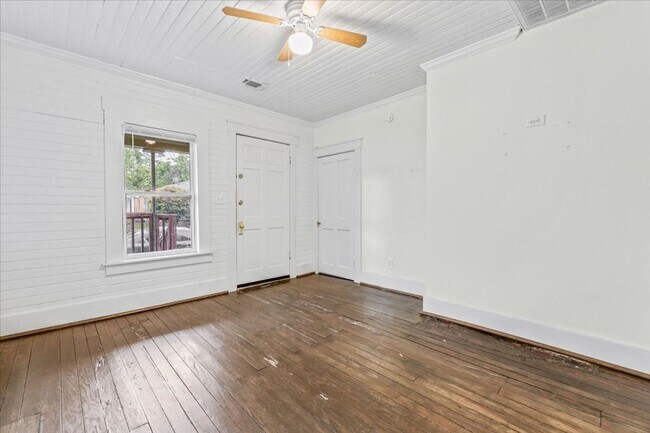 Building Photo - Savannah Eastside Home | 2 Bed 1 Bath | Remodeled Kitchen | In-Unit W/D | Private Driveway