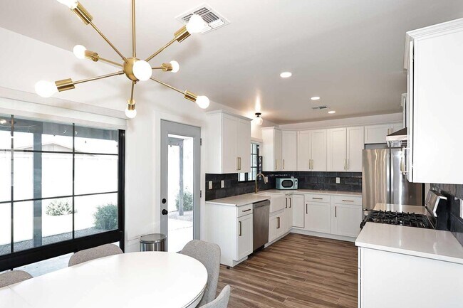 Building Photo - 716 W 11th St