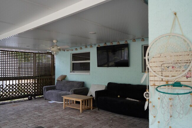Building Photo - 7131 Oakmont Dr