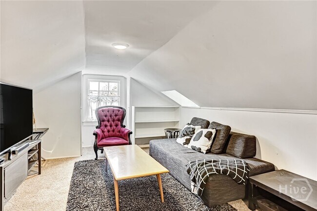 Building Photo - 725 E 53rd St