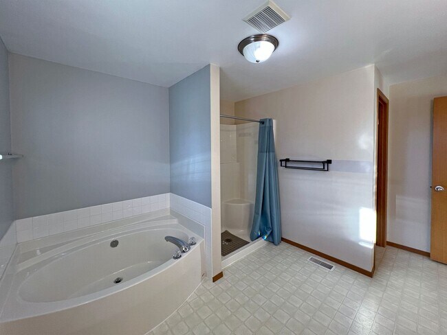 Building Photo - Price Drop!-Exceptional 2200 sq ft Three Bedroom 2 Bath Rambler in Fed Way - with A/C