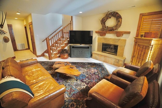 Building Photo - 10 Dakota Cir