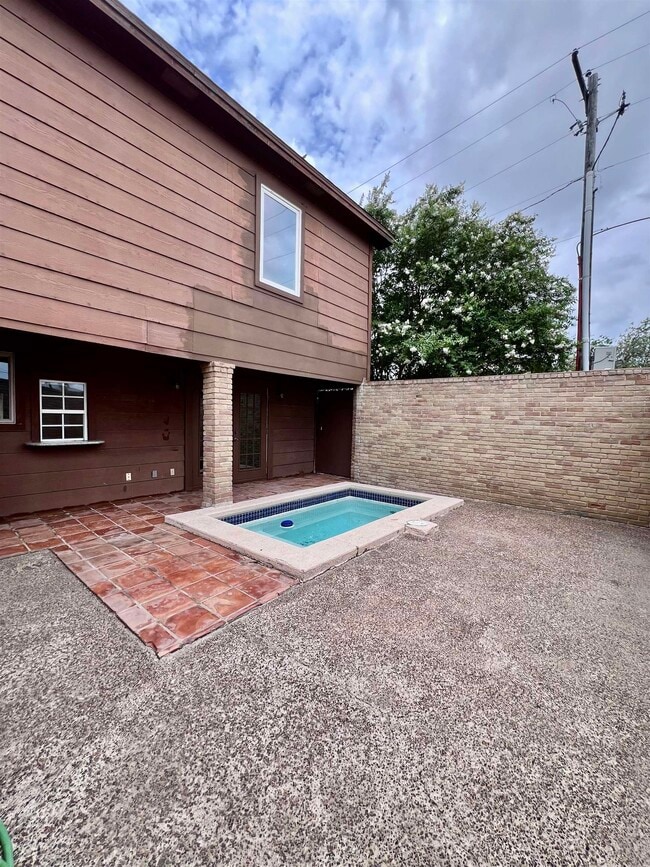 Building Photo - 207 Martingale