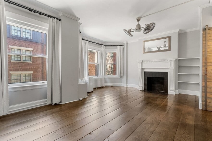 Building Photo - 49 Beacon St