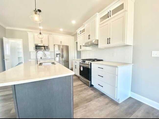 Building Photo - 4 Bed 2 bath with 3 car attached garage