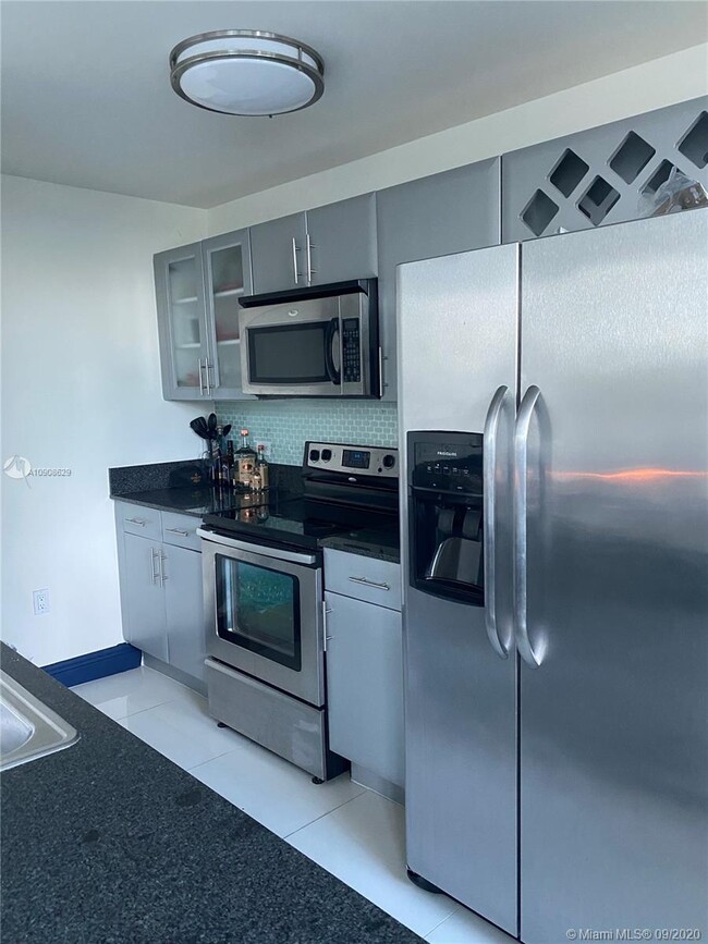 Building Photo - 1861 NW S River Dr