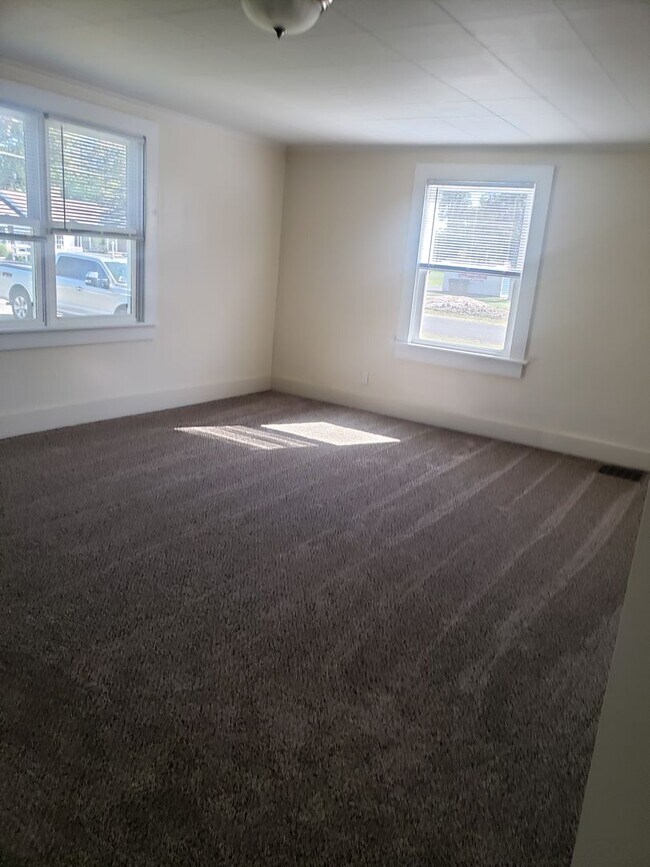 Building Photo - 3 BR House in Waynedale