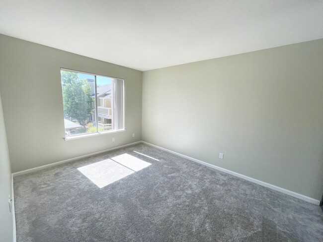 Building Photo - Perfect Shape Condo in San Ramon with many...