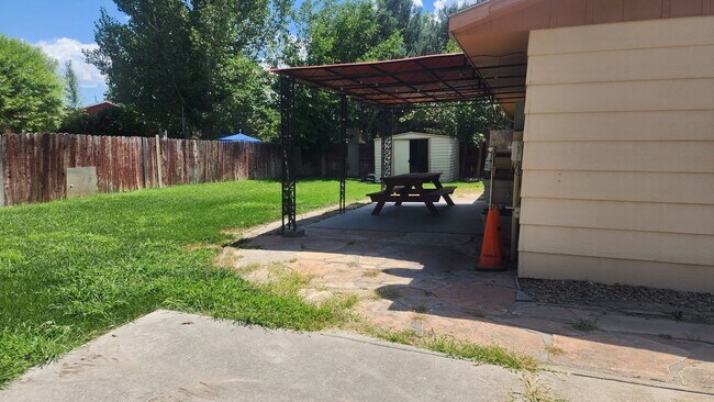 Building Photo - 3 bedroom, 2 bath, 2 car garage for rent
