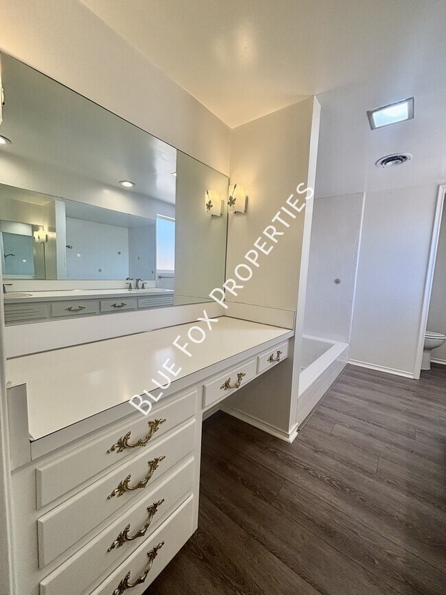 Building Photo - 900 E Vía Lucitas