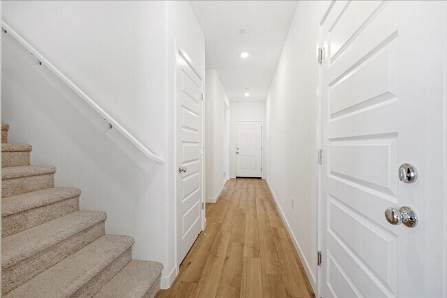 Building Photo - 3685 Vestland Ct