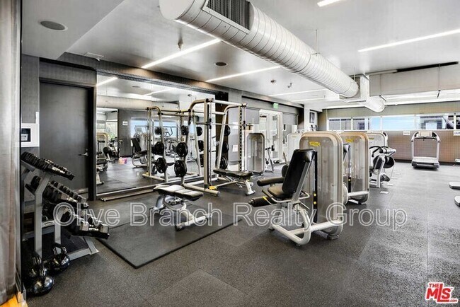 Building Photo - 6250 Hollywood Blvd