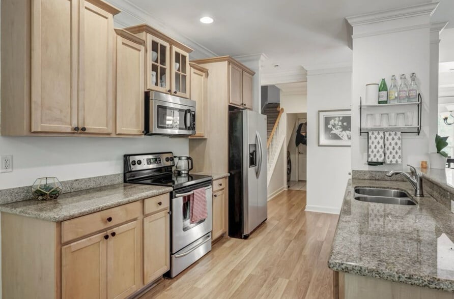 Building Photo - 6925 Sunnywood Dr