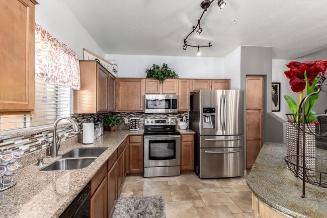 Building Photo - 2250 E Deer Valley Dr
