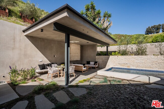 Building Photo - 1205 Las Lomas Pl