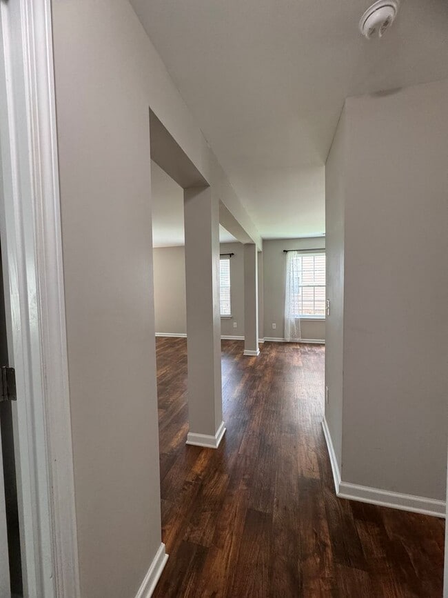 Building Photo - 5BR 3BA Home with Screened Porch