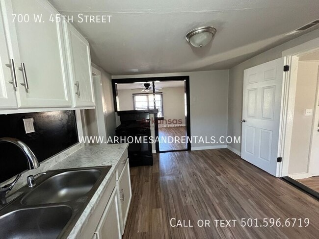 Building Photo - 700 W 45th St