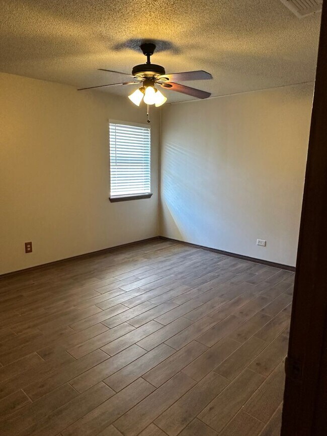 Building Photo - 1006 Fairway Dr