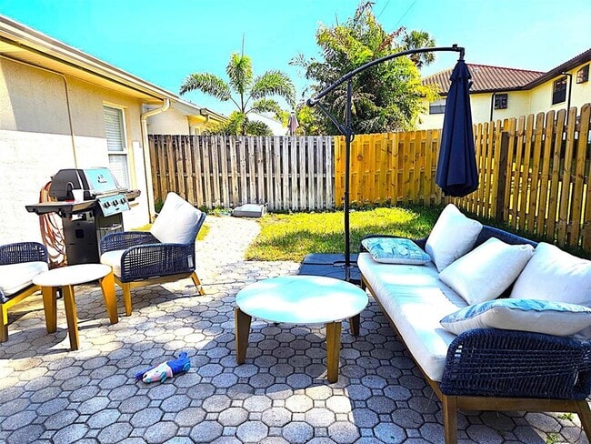 Building Photo - 2547 Estancia Blvd