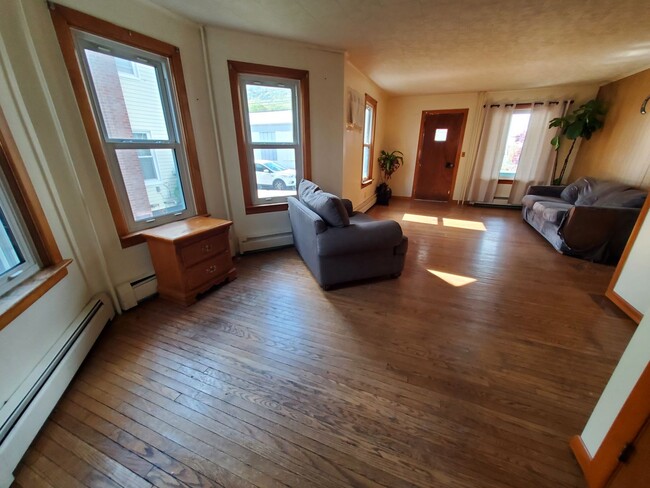 Building Photo - Slate Belt 3 Bedroom 1.5 Bath Home in Pen ...