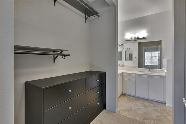 Building Photo - 10820 Sabre Hill Dr