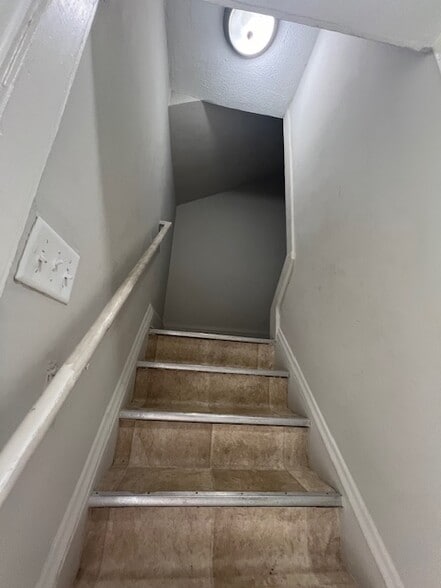 Building Photo - 10012 Robinson Ave