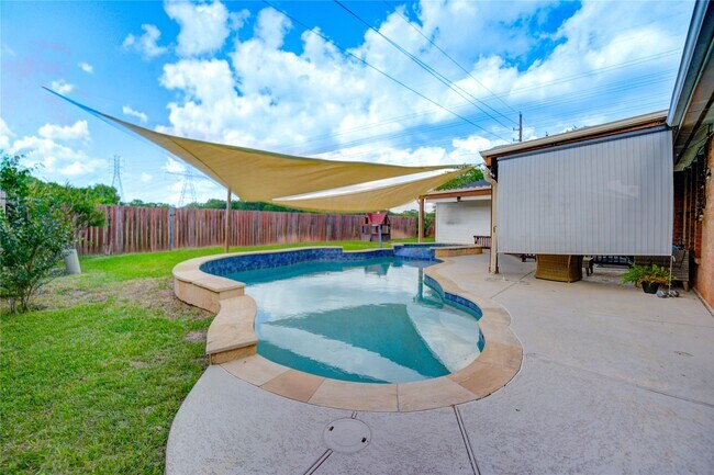 Building Photo - 6206 Clear Canyon Dr