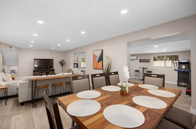 Building Photo - 5747 N 48th Ln