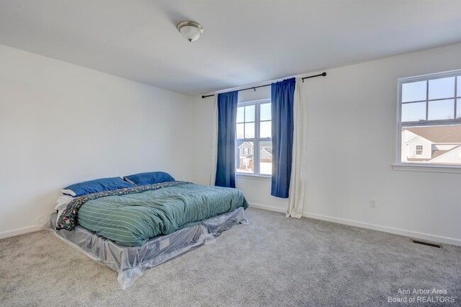 Building Photo - 9480 White Tail Dr