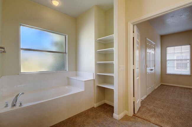 Building Photo - 610 Maiden Ln