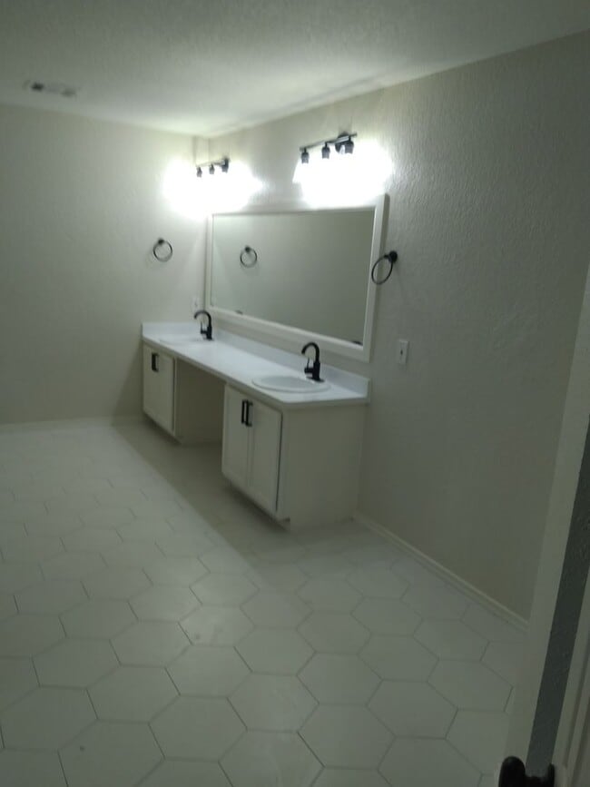 Building Photo - Spacious 3BR Home Just Minutes from Downtown SA