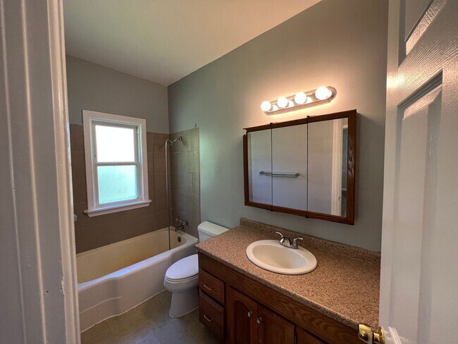 Building Photo - 2 bedroom 1 bathroom gem in Harrison Towns...