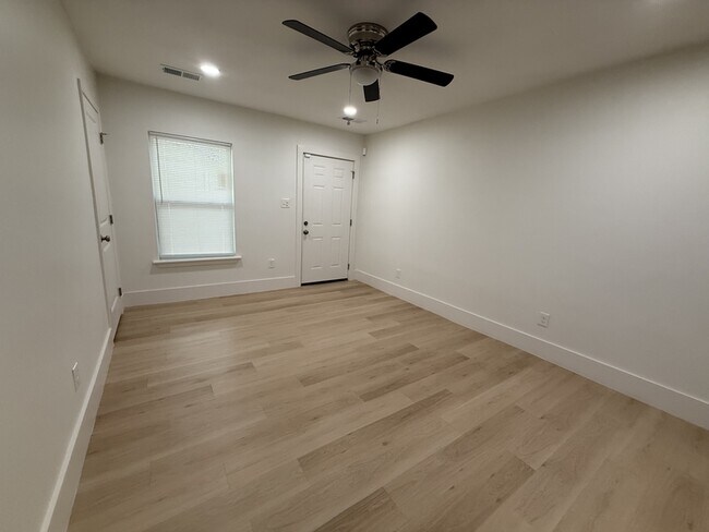 Building Photo - 940 N Hollywood St