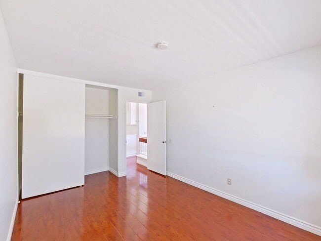 Building Photo - Lakeview Townhouse - 2 Bed / 1 ½ Bath