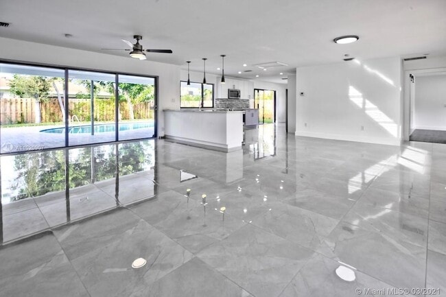 Building Photo - 1001 NW 6th Dr