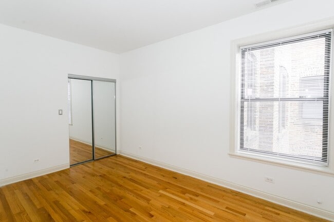 Interior Photo - 5401-5409 S. Cottage Grove Avenue