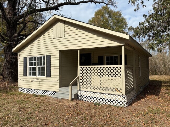 Primary Photo - Nice house on large lot with low traffic