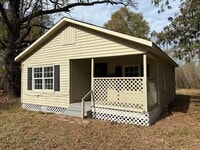 Building Photo - Nice house on large lot with low traffic